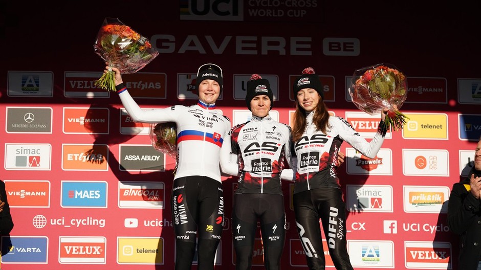 Viktória Chladoňová (naľavo)