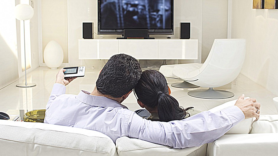 Televízia pár pozerá televíziu