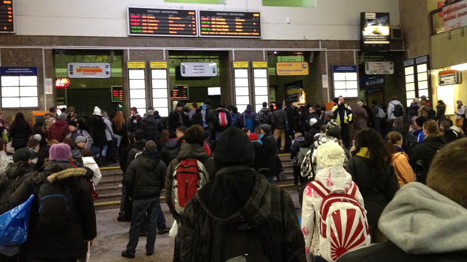 Hlavná vlaková stanica Bratislava meškanie ľudia cestujúci časy