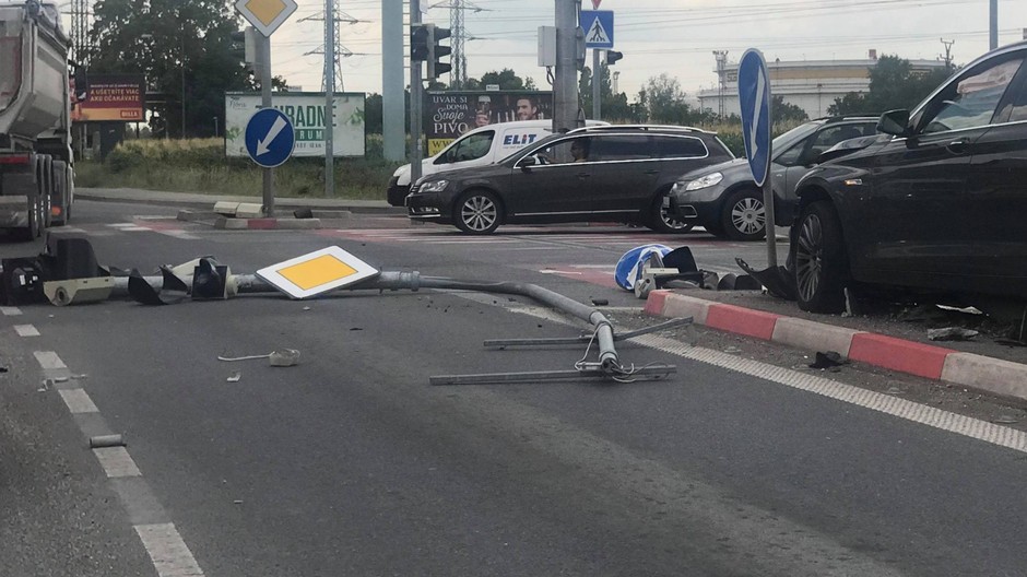 nehoda pri križovatke Slovnaftská