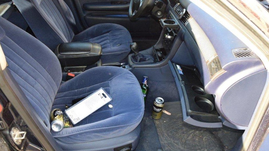 Alkohol v aute mladíka 