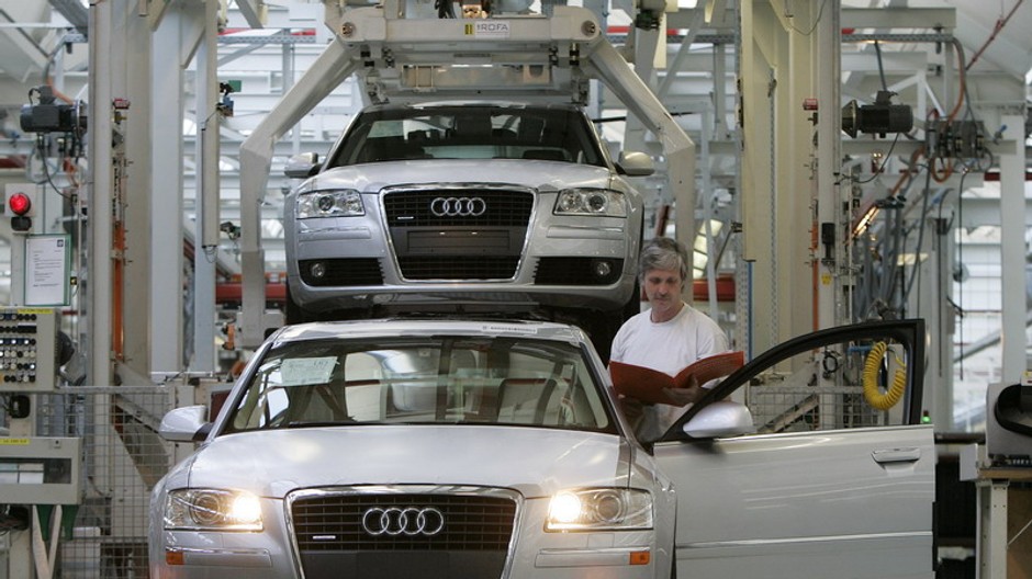 automobilka audi muž pracujuci