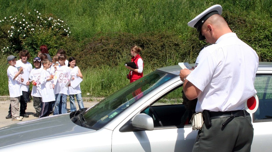 Policajt, auto, kontrola (ilustračná foto)