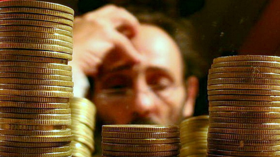 Mince v stĺpcoch, zamyslený muž