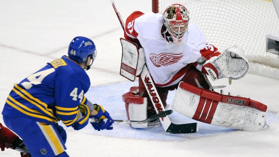 Sekera strieľa gól do siete Detroitu