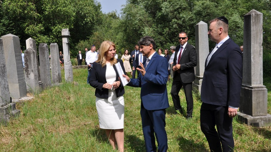 PR_ prezidentka na židovskom cintoríne_titulná