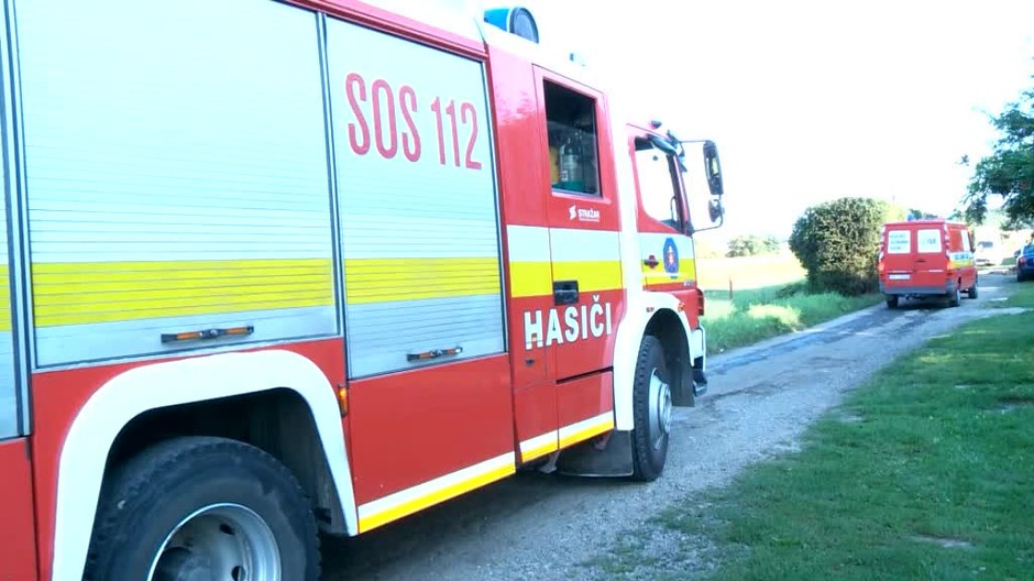 Muža zasypala zemina a nemohol sa pohnúť. Hasiči ho vykopávali ručne1303