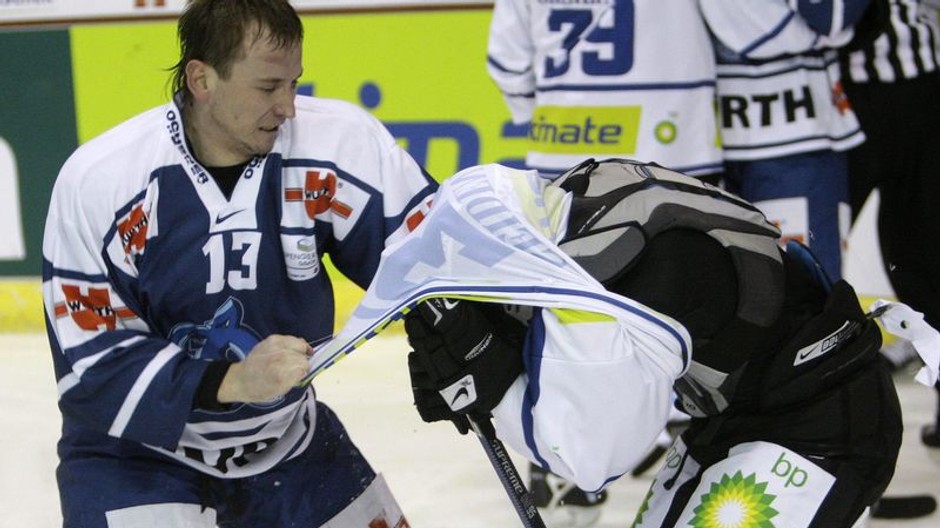 Spengler Cup Dinamo Moskva Ingolstadt bitka 2 hráčov