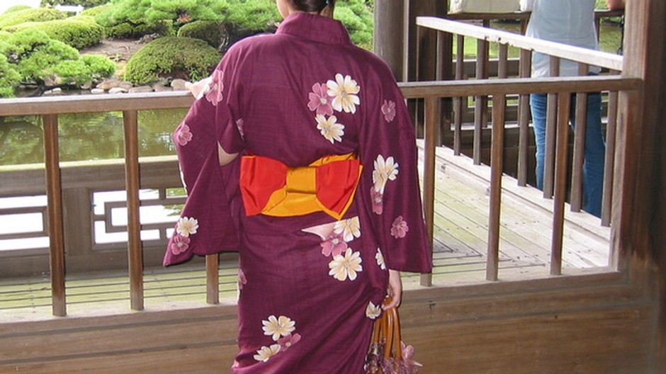 japonka s taskou zozadu