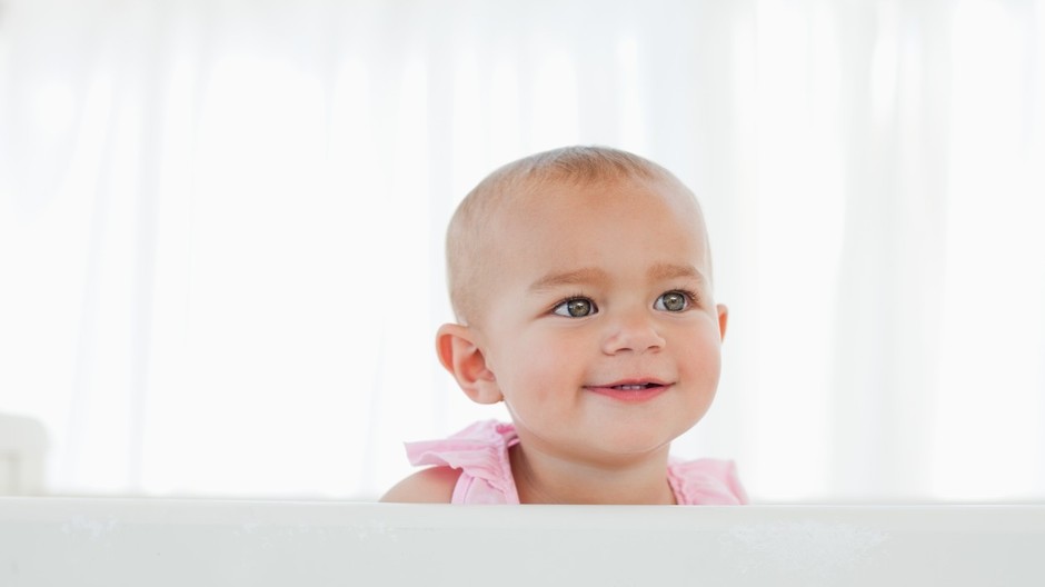 dieťa_postielka_úsmevjpg