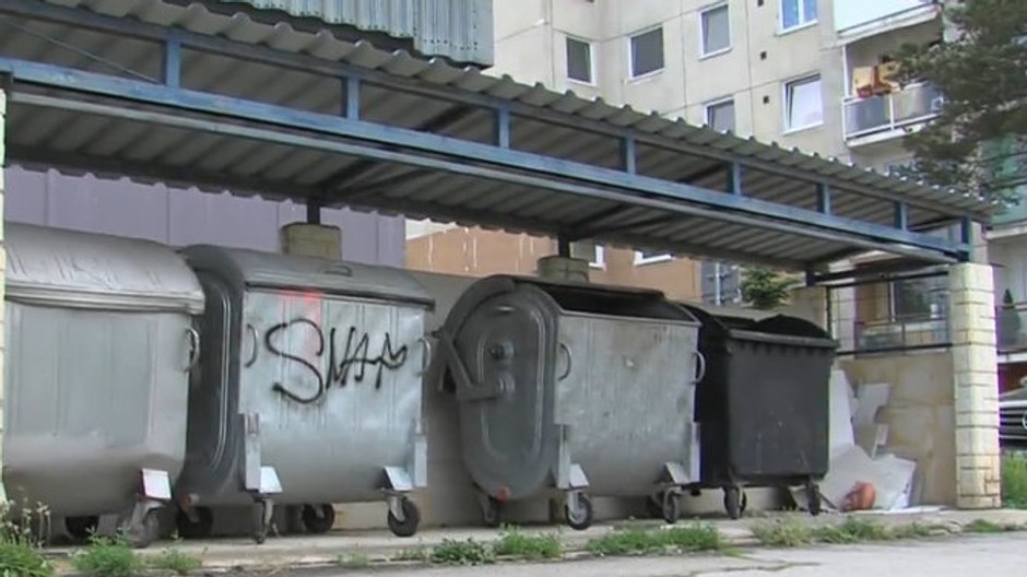 Azbestový odpad pri smetiakoch 