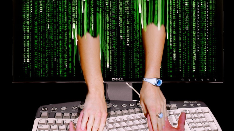 milenci sa držia rukami na klavesnici cez monitor