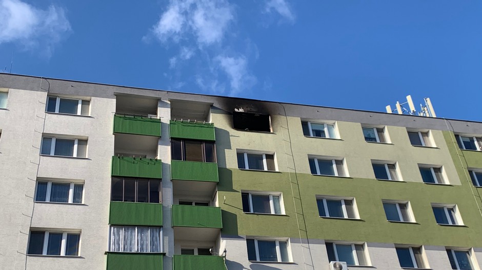 Zásah hasičov v bratislavskej Vrakuni. V byte vypukol požiar