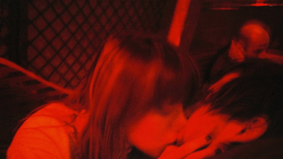 muz a zena sa bozkavaju-cervena foto