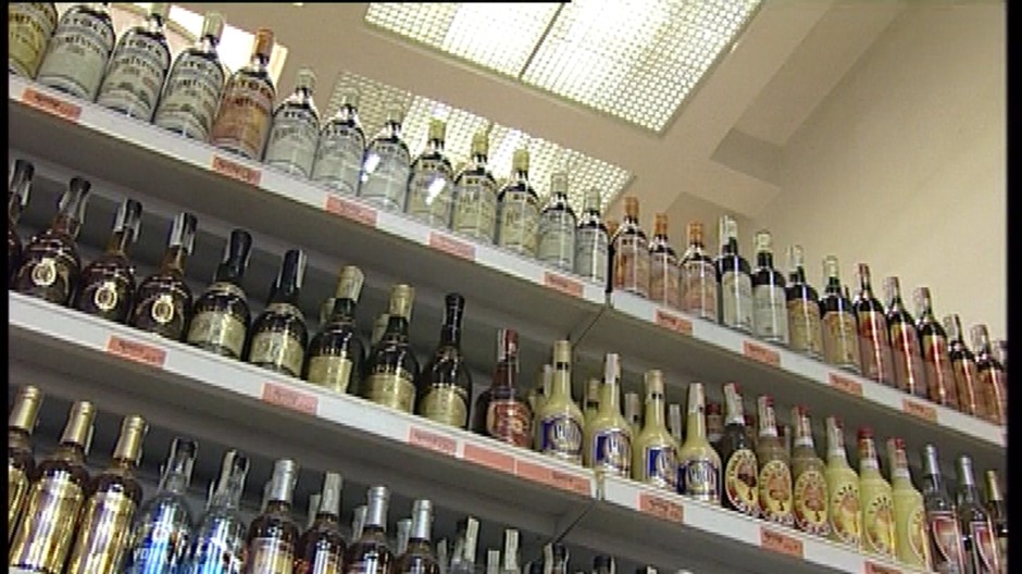 alkohol flase v obchode na pulte