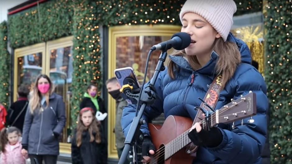 pouličná speváčka