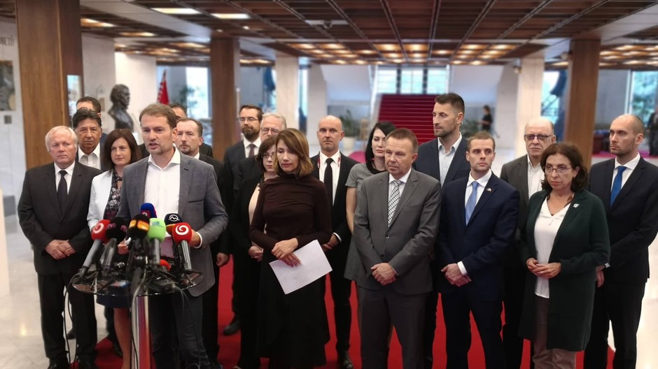 Opozícia sa vyjadruje k odvolávaniu Glváča