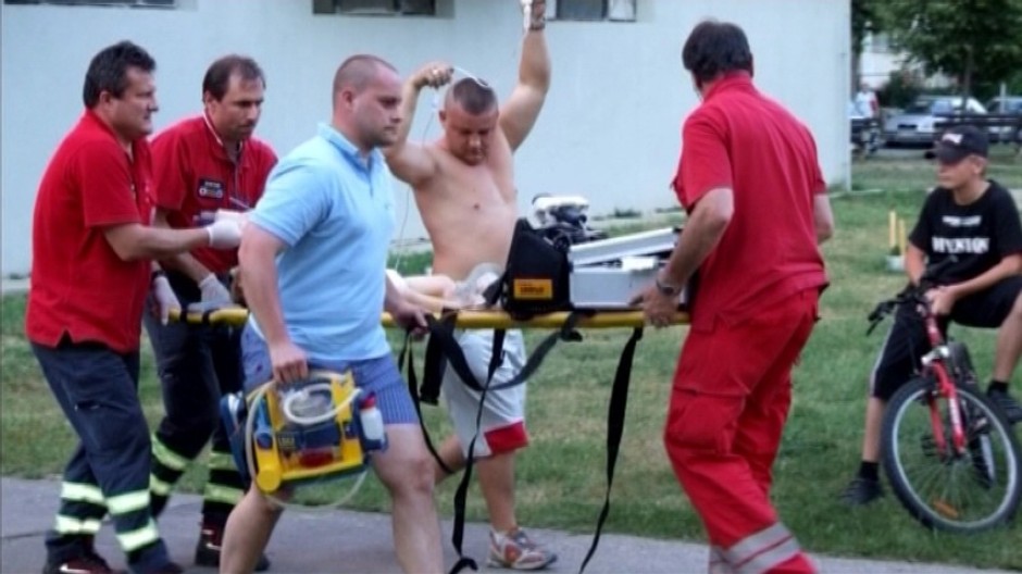 Záchranári vezú dieťatko na nosidlách