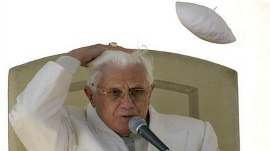 Pápež Benedikt XVI. vo vetre
