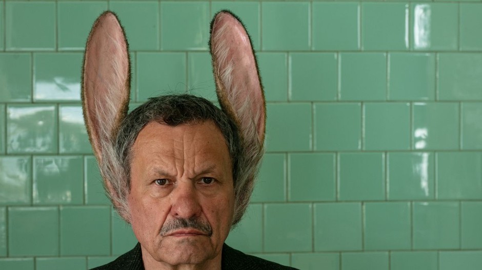 Muž so zajačími ušami