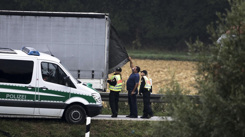 Nemecká polícia hľadáva v kamióne nelegálnych migrantov