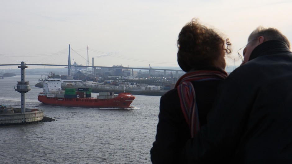 Dvojica ľudí, manželia, muž, žena, užívajú výhľad na lode