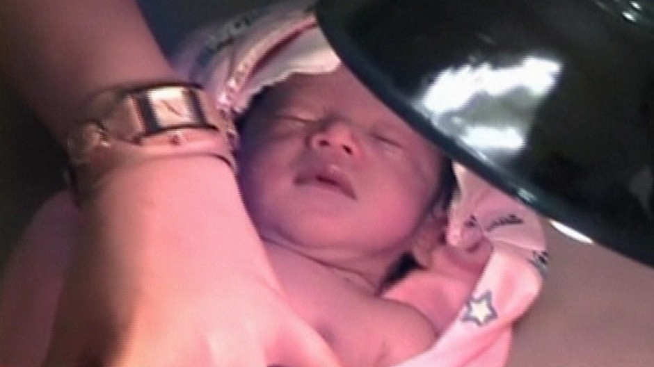 novorodenec pod lampou