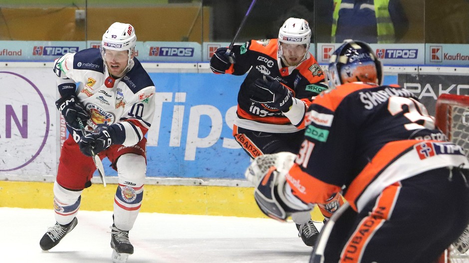 Miroslav Mucha (Zvolen) a Kristofers Bindulis (Michalovce) počas zápasu 24. kola Tipos extraligy