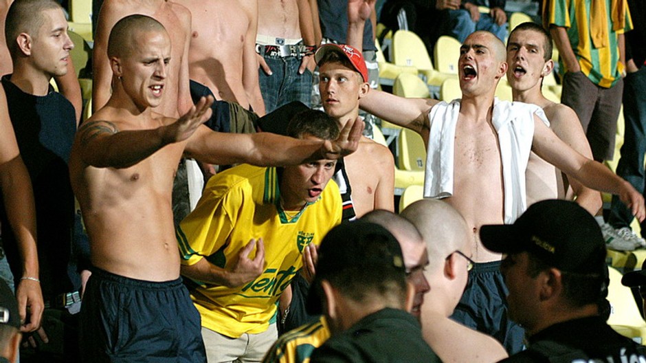 hooligans hajlovanie na stadione policajti