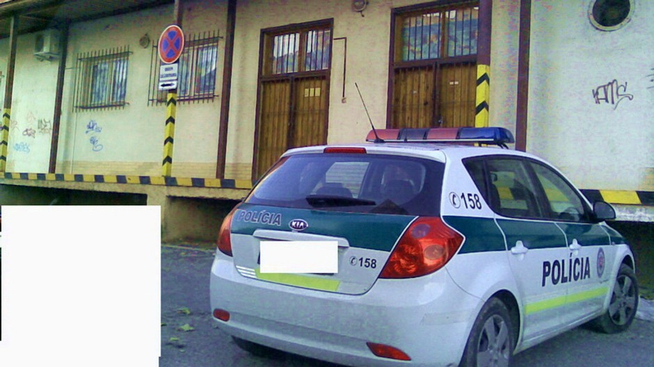 Policajné auto pri značke zákaz zastavenia