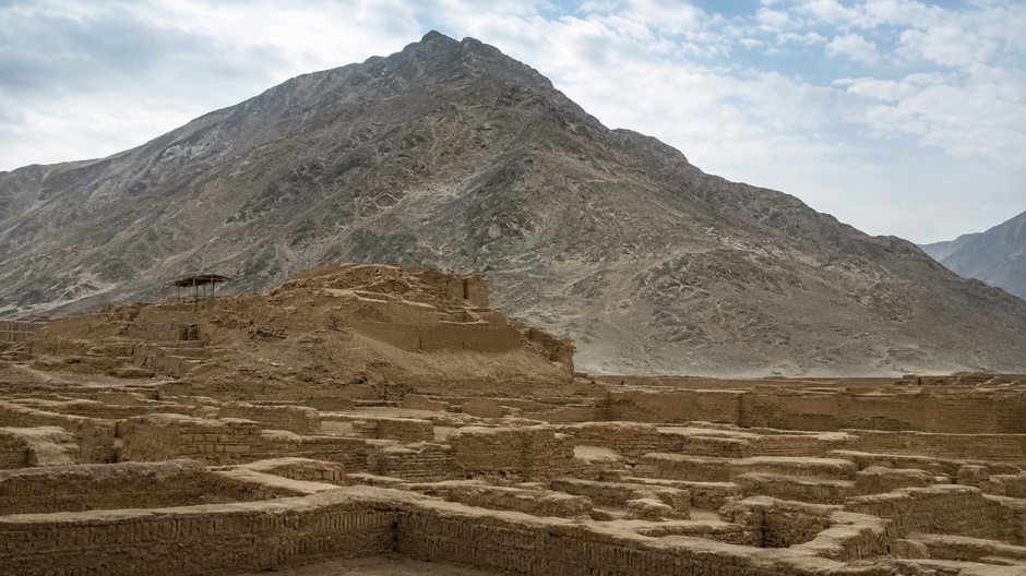 Hlinené ruiny archeologického komplexu Huacas de Moche pod horou Cerro Blanco v severnom Peru.