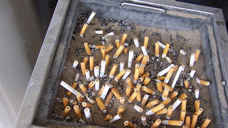 cigarety v popolníku