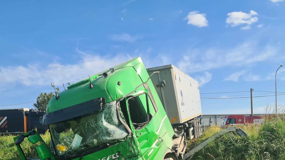 nehoda kamióna a vlaku