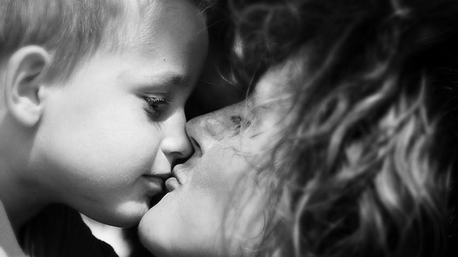 Matka, syn, bozk, čiernobiele foto