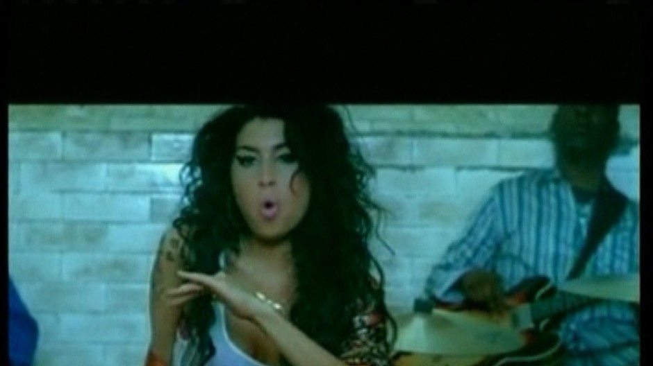 amy winehouse v klipe sedi