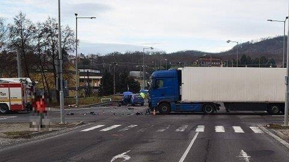 Vodič kamióna nedal prednosť autu, v ktorom sedeli aj deti. 6-ročné dievča previezol do nemocnice vrtuľník