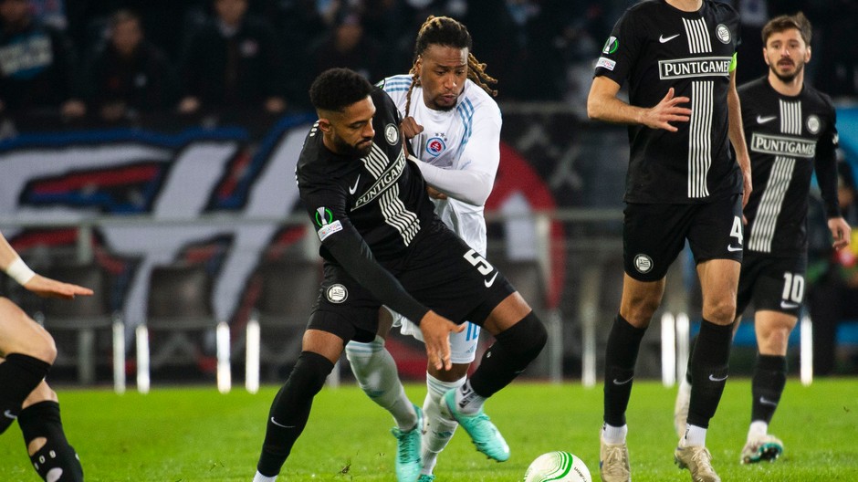 Gregory Wüthrich (Graz) a Gerson Rodrigues (Slovan) bojujú o loptu