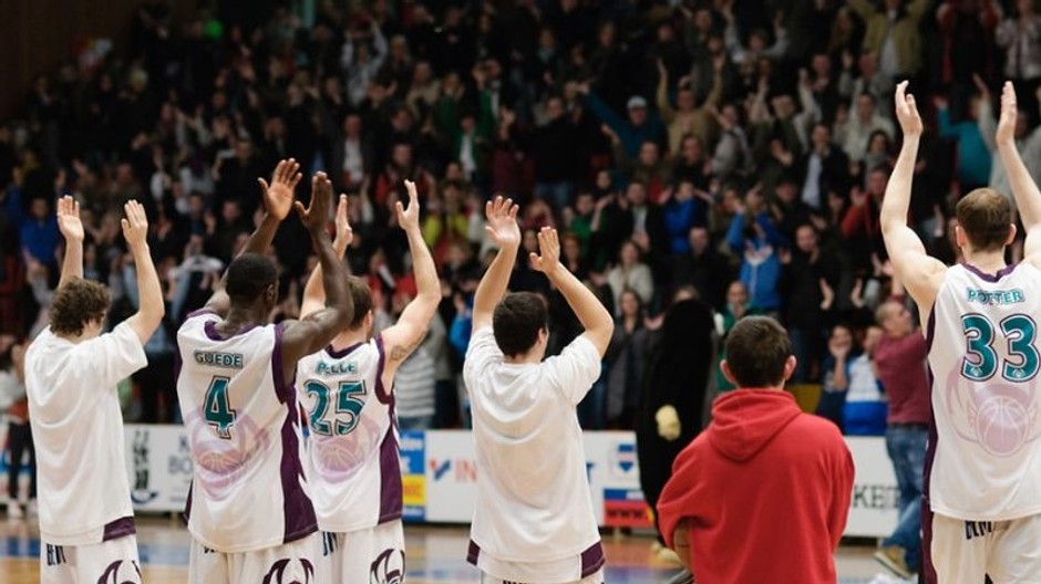 basketbalisti Prievidze pred domácimi fanúšikmi
