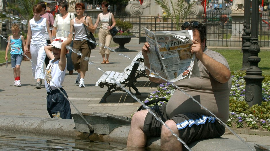 tucny muz sedi, novy vo fontane, horucavy