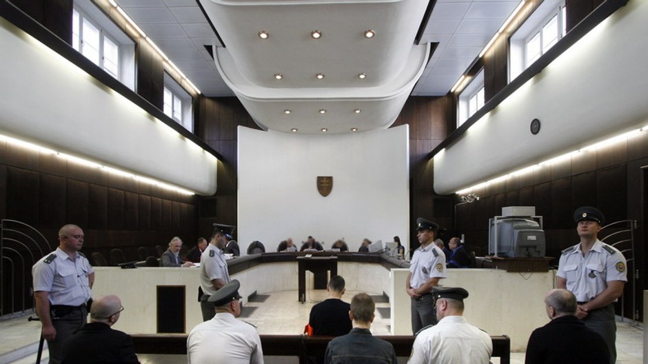 súd miestnosť ľudia