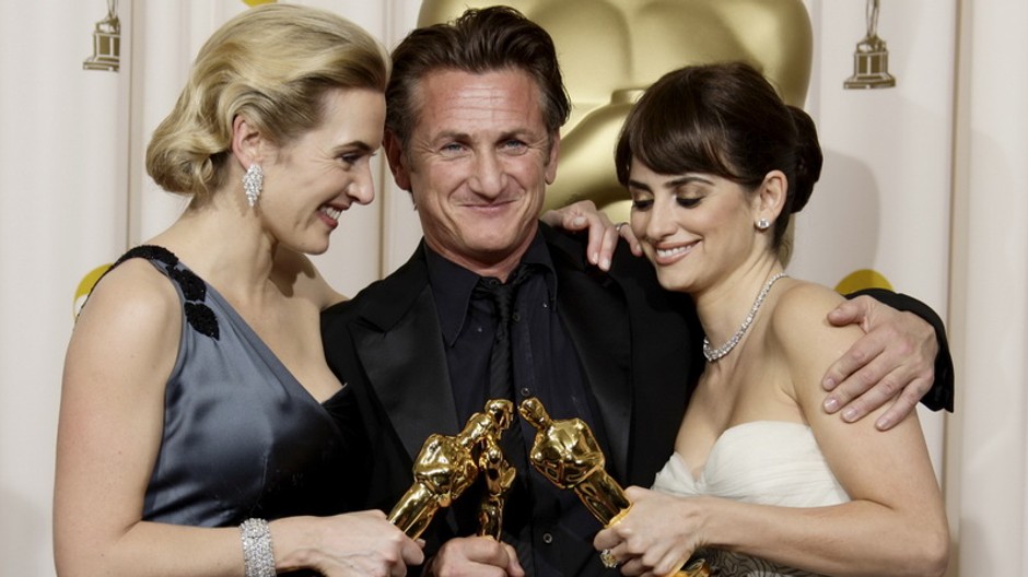 Kate Winslet, Sean Penn, Penélope Cruz, držia Oscary