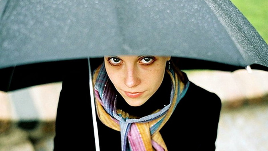 žena pod dáždnikom