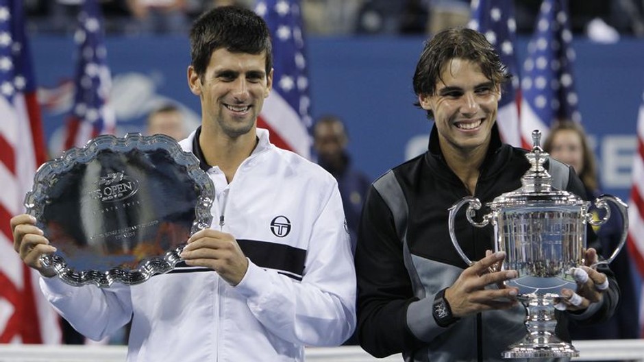 Nadal a Djokovič po finále US Open 2010 s trofejami