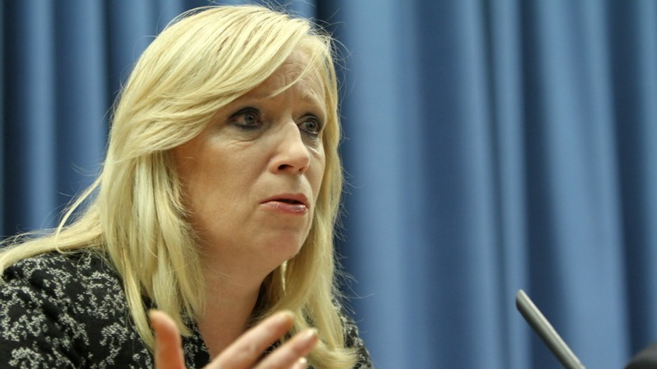 Radičová_premiérka_modré pozadie za ňou