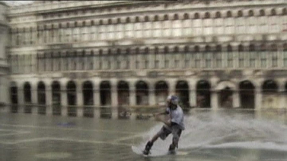 zaplavene benatky surfer