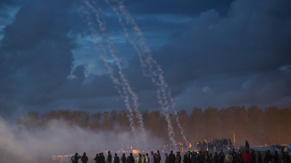 Calais, konflikt, policajti, migranti.JPEG