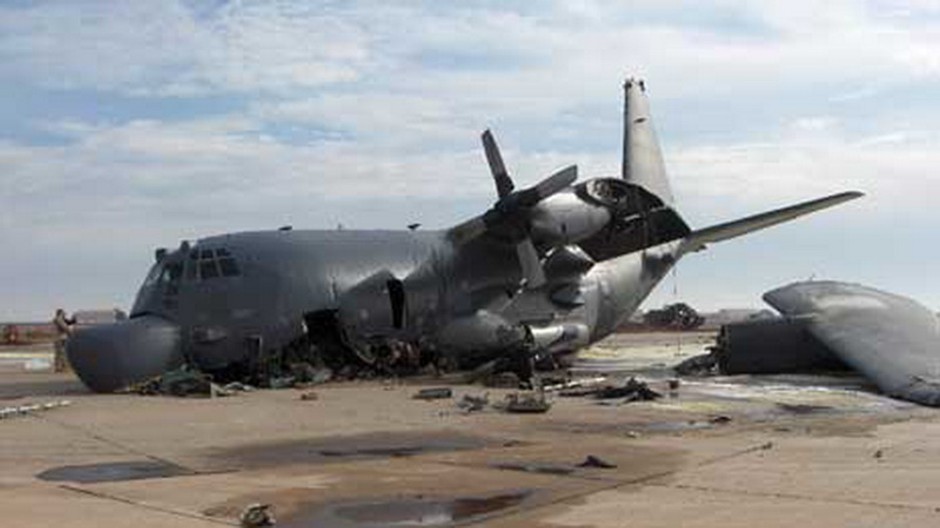 havarovane lietadlo hercules c-130 asi na zemi trosky
