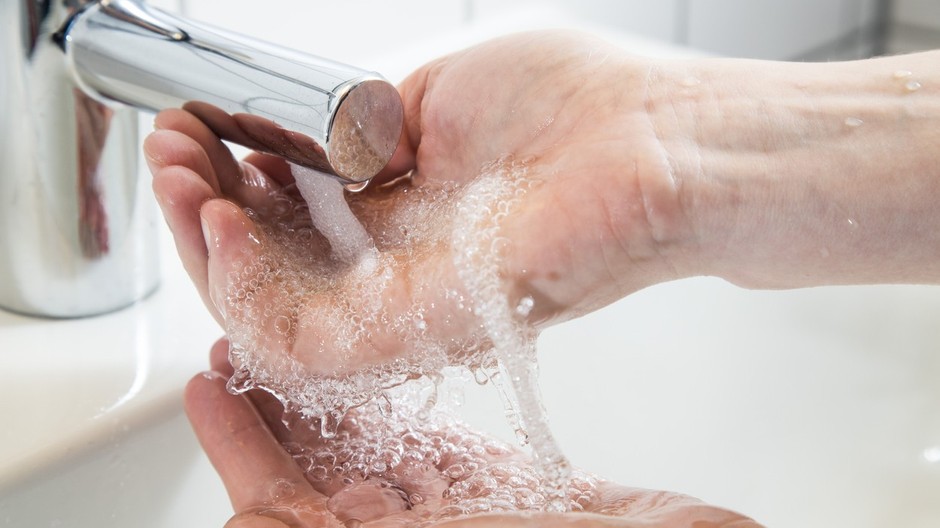 Umývanie rúk, ruky, umývadlo