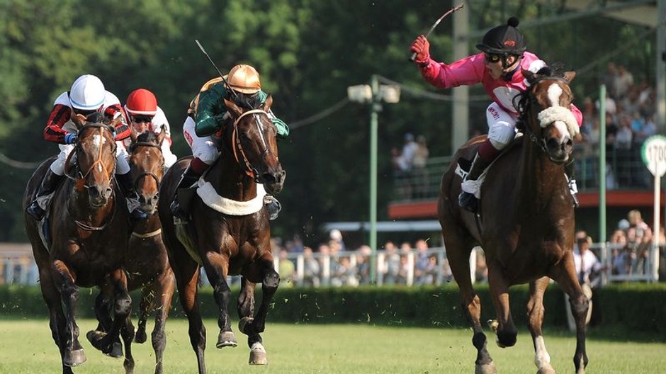 Džokej Milan Zatloukal sa raduje v sedle českej kobyly Brittany