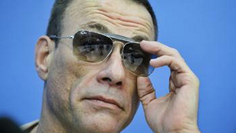 Jean Claude Van Damme, okuliare, ruka, veľký detail